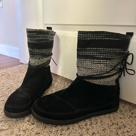 Women’s Toms Nepal Black Gray Mid Calf Boots Suede Leather Faux Fur Size 9 - Picture 1 of 7